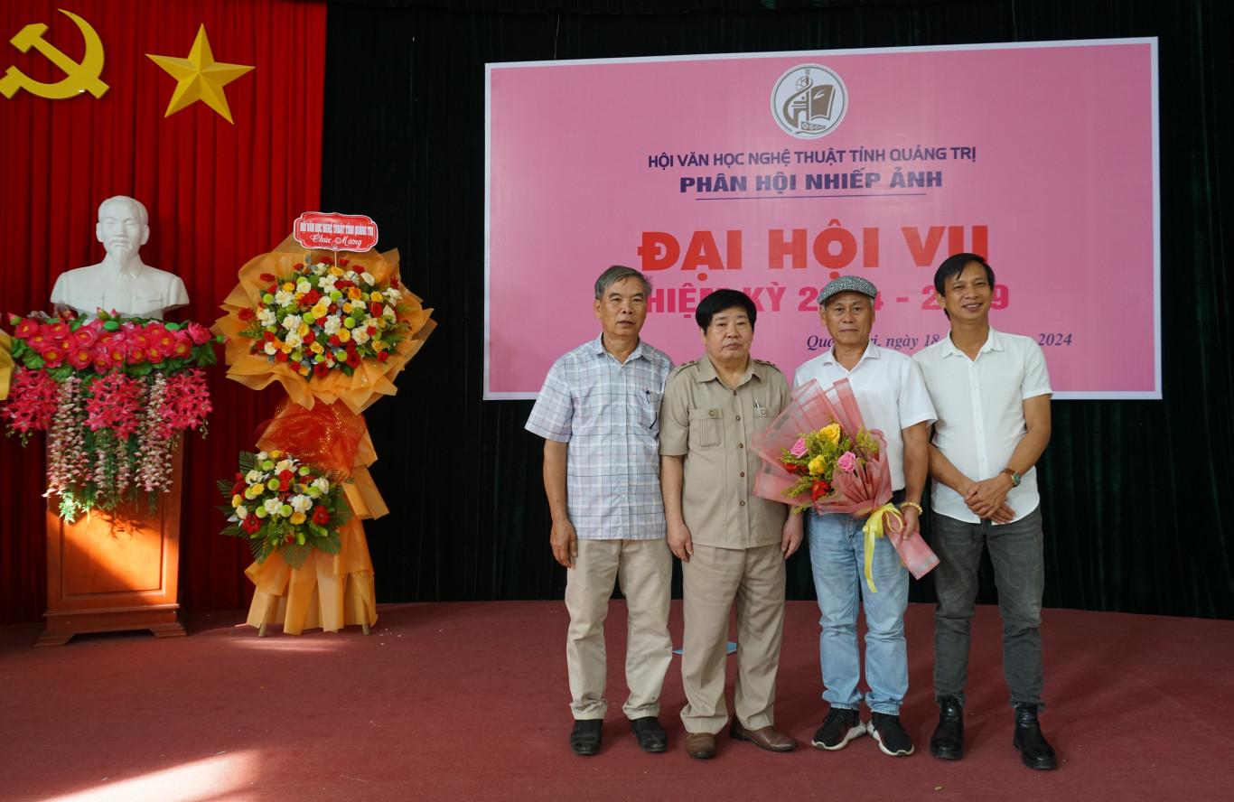 Đồng ch&iacute; Nguyễn Văn D&ugrave;ng, Chủ tịch Hội VHNT tỉnh Quảng Trị, tặng hoa ch&uacute;c mừng Ban chấp h&agrave;nh Ph&acirc;n hội Nhiếp ảnh, nhiệm kỳ 2024 - 2029 - Ảnh: L.T